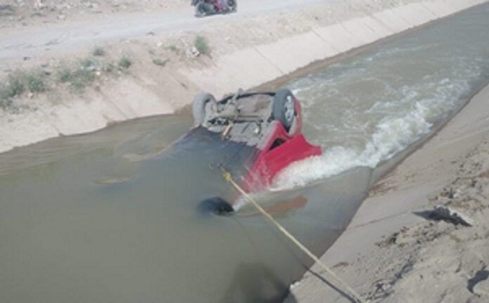 Vecinos salvan a dos niños y un adulto de ahogarse en canal de riego en Torreón