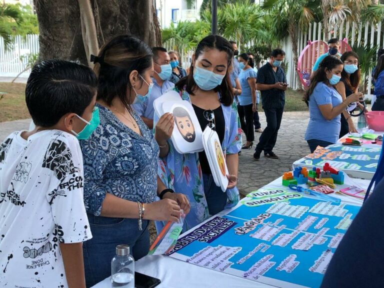 Solidarenses son concientizados sobre el autismo con evento "Iluminemos de Azul"