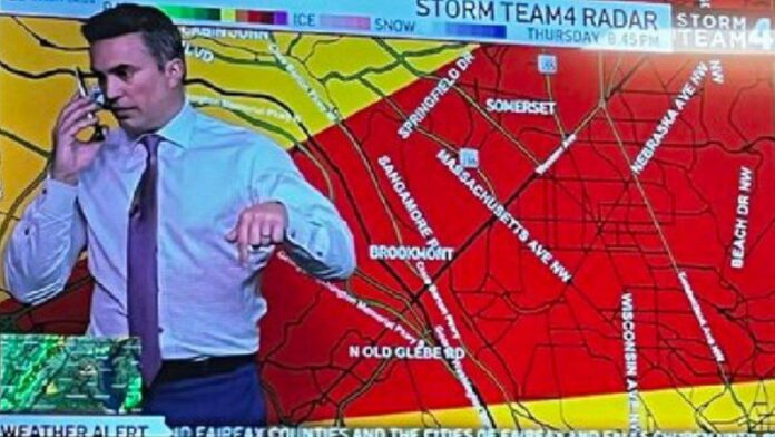 Meteorólogo llama a su familia para advertirles de tornado a la mitad de su reporte en televisión