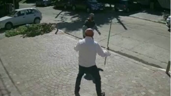 VIDEO: Hombre espanta a un ladrón de su casa a escobazos y se vuelve viral