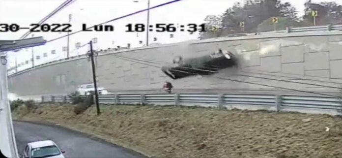 En Puebla un peatón salvó su vida de milagro luego de esquivar una camioneta que salió volando. Fue un acidente de varias unidades. Foto: Captura de video