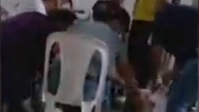 Video: Pidió el tarjetón de votación y luego se limpió con él