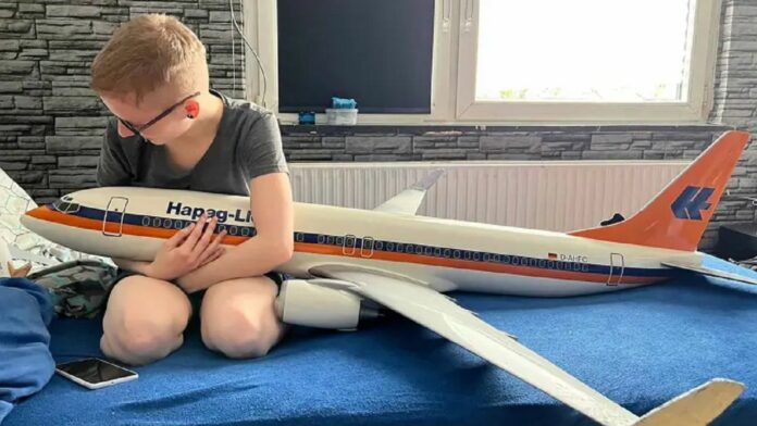 Mujer dice sentirse sexualmente atraída hacia aviones