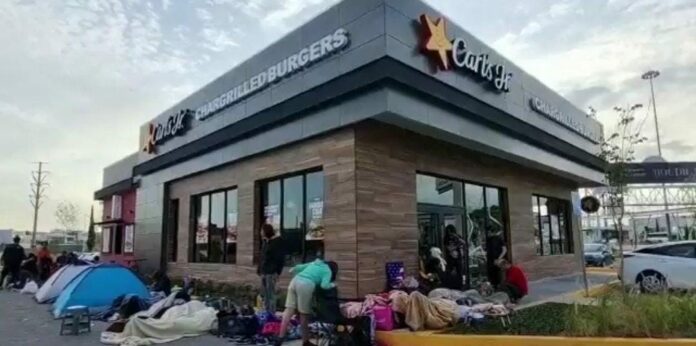 Un Carl's Jr abrió en Puebla y la gente acampó afuera de la tienda hasta por 24 horas para ser de los primeros en comprar. Foto: Redes sociales