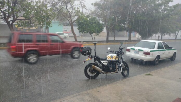Fuertes lluvias anegan calles de Cancún