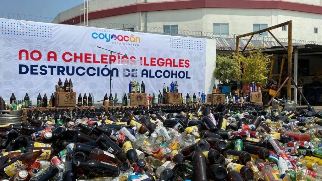 Autoridades de Coyoacán destruyeron más de cuatro toneladas de cerveza y alcohol que decomisaron a 63 negocios ilegales.