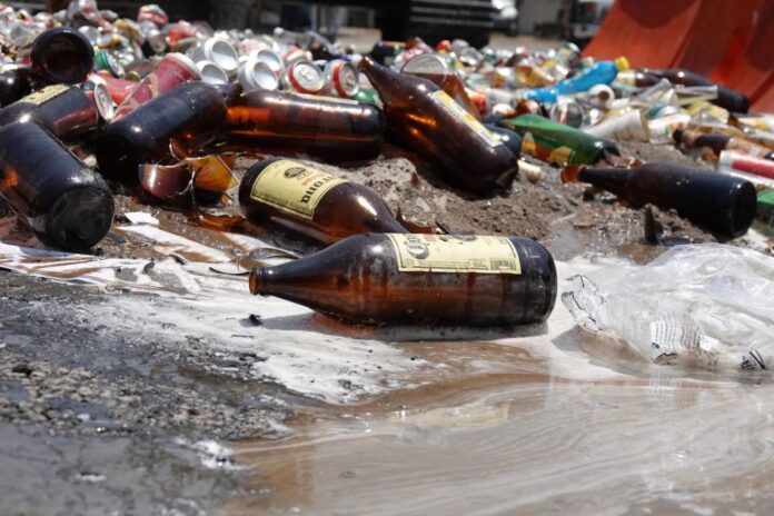 Destruyen 4 toneladas de cerveza y alcohol en Coyoacán