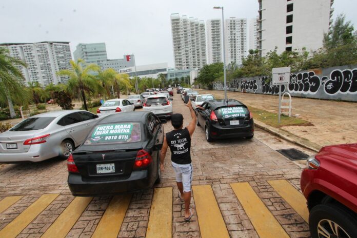 Encabeza FRENAA caravana vehicular en Cancún para llamar al voto útil contra Morena