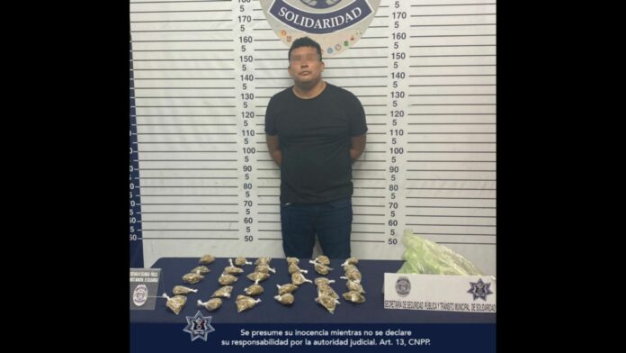Un sujeto que llevaba consigo 30 bolsitas de marihuana fue detenido por la Policía de Playa del Carmen la noche de este sábado.
