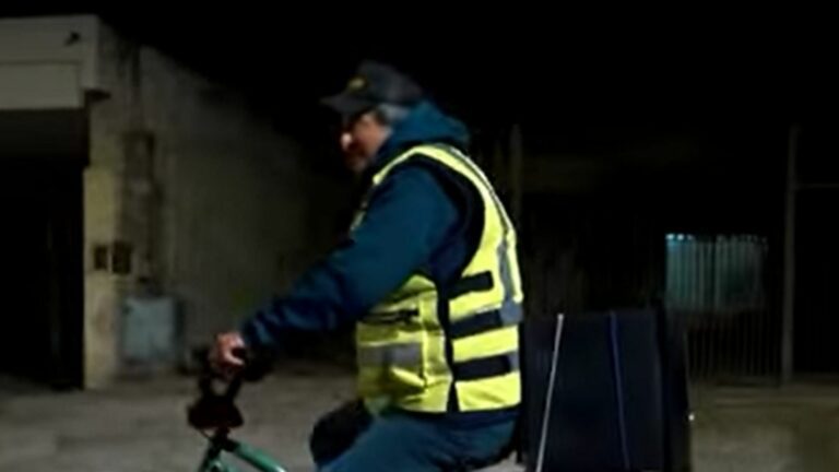 Abuelito trabaja como delivery en pizzería porque pensión mínima no le alcanza para vivir