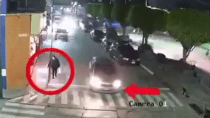 VIDEO: Vehículo arrolla a mujer, sigue la marcha y otros conductores no la auxilian