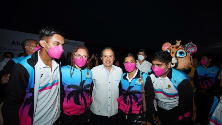 Carlos Joaquín abandera a atletas quintanarroenses que participarán en los Juegos Deportivos CONADE 2022