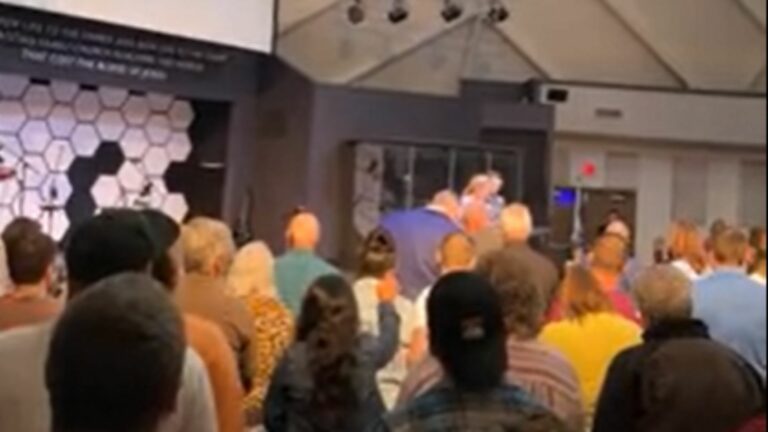 Video: Mujer espera a que pastor termine sermón para acusarlo de abuso