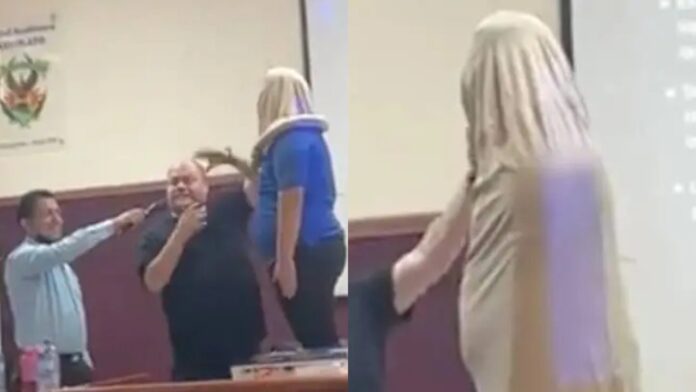 Estudiante es usado para explicar cómo usar un condón