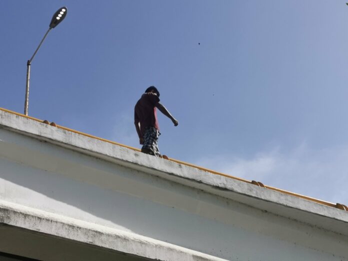 Hombre amenaza lanzarse de puente en Chetumal