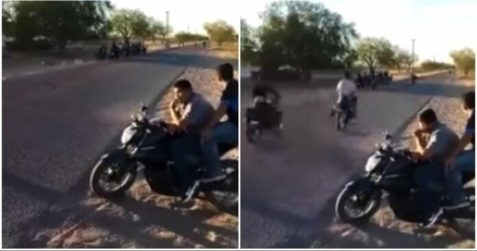 Un accidente en una carrera clandestina de motocicletas acabó muy mal, ya que tras un choque dos jóvenes murieron y otro más se lesionó. Foto: Captura de video