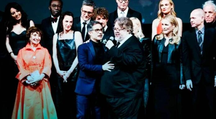 Guillermo del Toro y Gael García se pusieron a cantar una canción de José Alfredo Jiménez en Cannes. Solo faltó el tequila. Foto: Captura de video