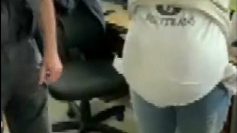 VIDEO: Mujer finge estar embarazada para traficar con semillas de marihuana