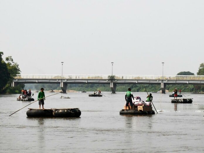 Un migrante salvadoreño y su hijo mueren ahogados al intentar cruzar el río Suchiate