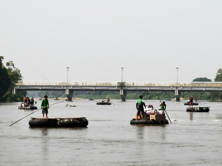 Un migrante salvadoreño y su hijo mueren ahogados al intentar cruzar el río Suchiate