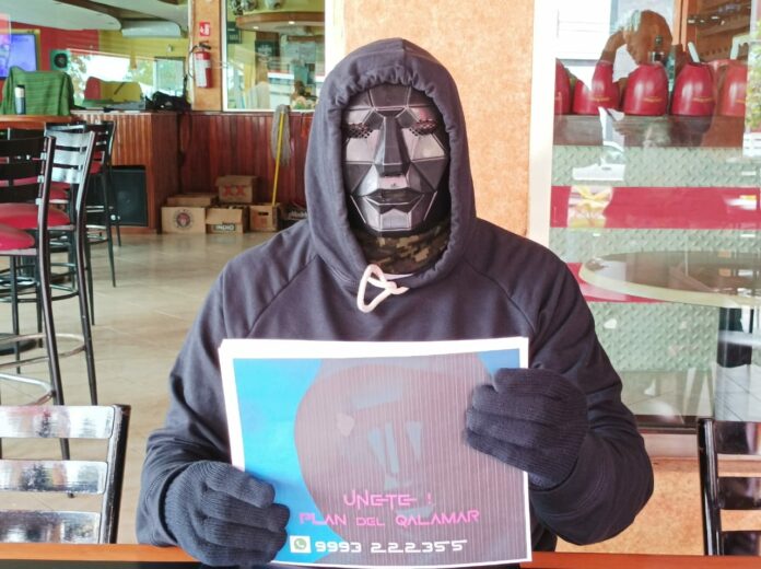 Hombre enmascarado presenta lista de propuestas para candidatos a la gubernatura