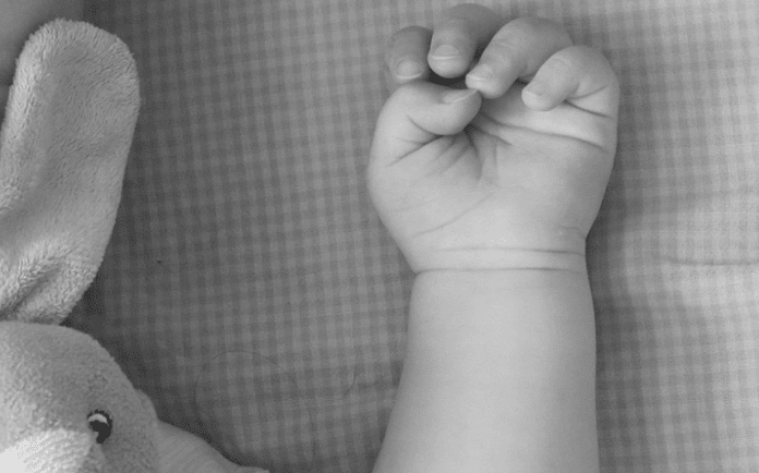 Bebé de tres meses pierde la vida tras ser olvidado dentro de un auto