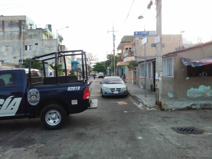 Muere mujer acuchillada durante asalto en Playa del Carmen