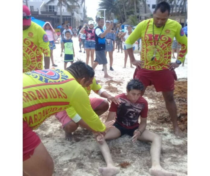 Rescatan a bañista de morir ahogado en Playa del Carmen