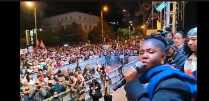 En Colombia y durante un mitin, sujetos le apuntaron con un láser a la candidata a la Vicepresidencia; mucha gente repudió el acto. Foto: Captura de video