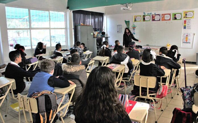 Maestra renuncia tras quejas por no permitir a los alumnos ir al baño