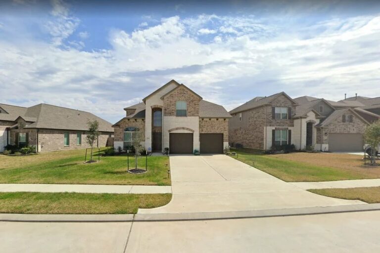 Hija del secretario particular de AMLO compró una mansión en Houston, cerca de la “casa gris” de José Ramón López Beltrán