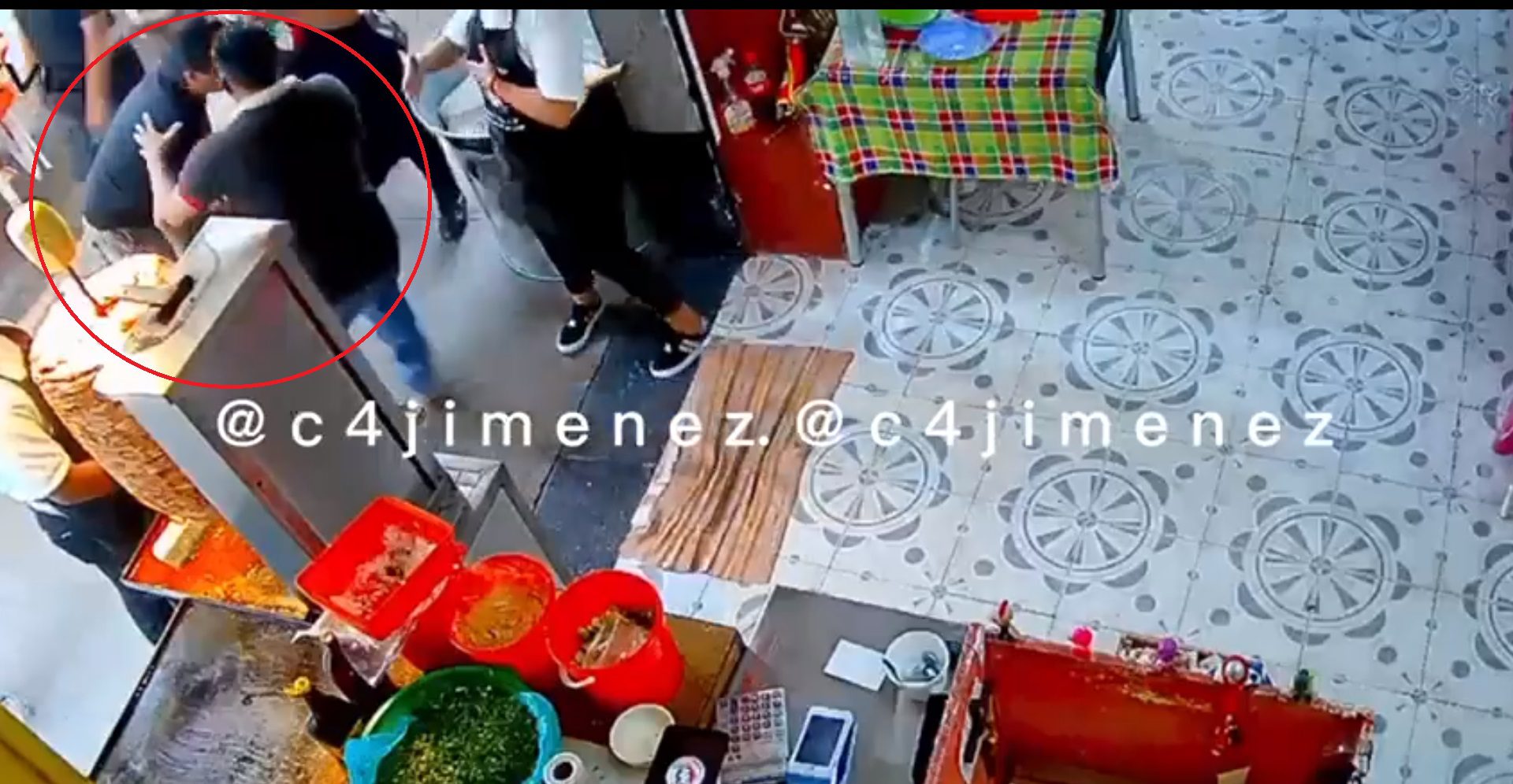 Video: Taquero salva a hombre que se atragantó con un taco