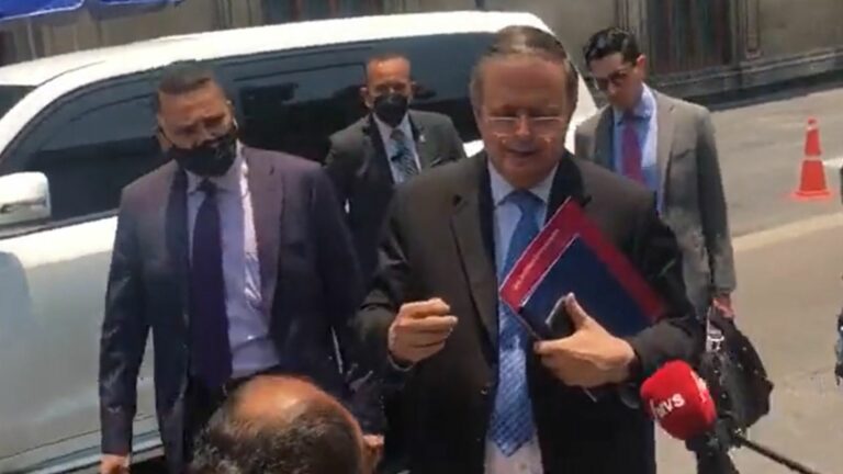 Marcelo Ebrard responde a hombre que le gritó fuera del Palacio Nacional