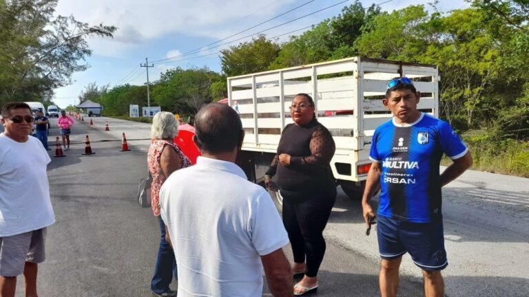 Bloquean acceso a Mahahual, exigen se libere la Costa Maya de sargazo