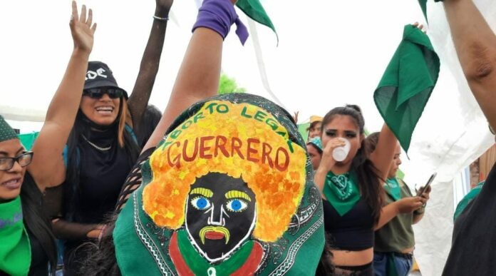 En Guerrero los diputados aprobaron la despenalización del aborto hasta las 12 semanas de gestación. Feministas lo celebran. Foto: El Wesomx