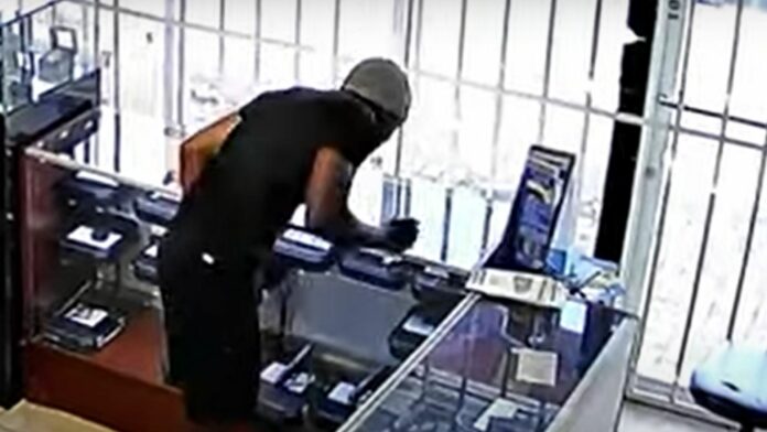Un ladrón fue captado por una cámara de seguridad mientras se robaba dos pistolas de una casa de empeño en la zona de North Lauderdale.