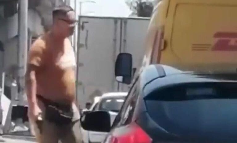 Un sujeto sacó un arma de fuego para amenazar a un repartidor de una empresa de mensajería en calles de la Cdmx. Foto: Captura de video