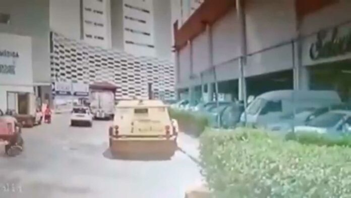 Difunden video de autorrobo a camión de Cometra en Plaza Las Américas de Cancún 