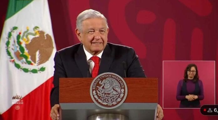 Tras las críticas a su propuesta, AMLO dijo que los médicos cubanos que contratará van a ganar lo mismo que los mexicanos. Foto: Captura de video