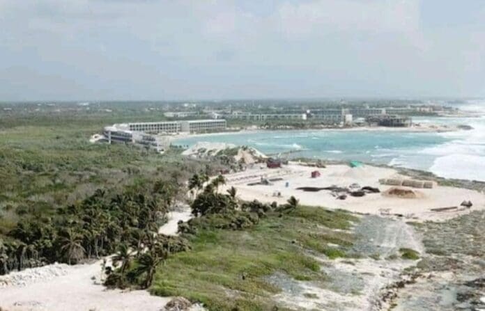 La CDNH denunciará a funcionarios federales que permitieron las construcciones que dañaron la zona de las playas de Chemuyil. Foto: Redes sociales