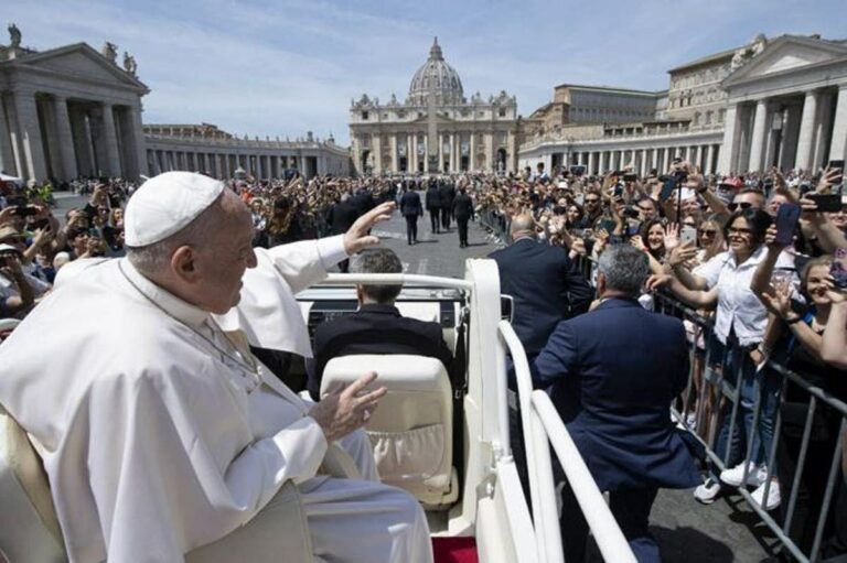 Video: papa bromea con mexicanos; pide “un poco de tequila” para su dolor