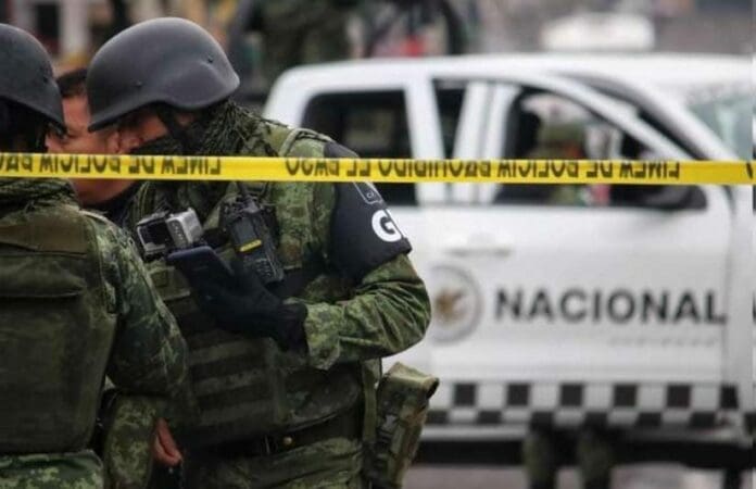 Gente de la localidad de Villamar, Michoacán reportó el hallazgo de tres cuerpos sin vida a la orilla de la carretera, maniatados. Foto: Informa Oriente