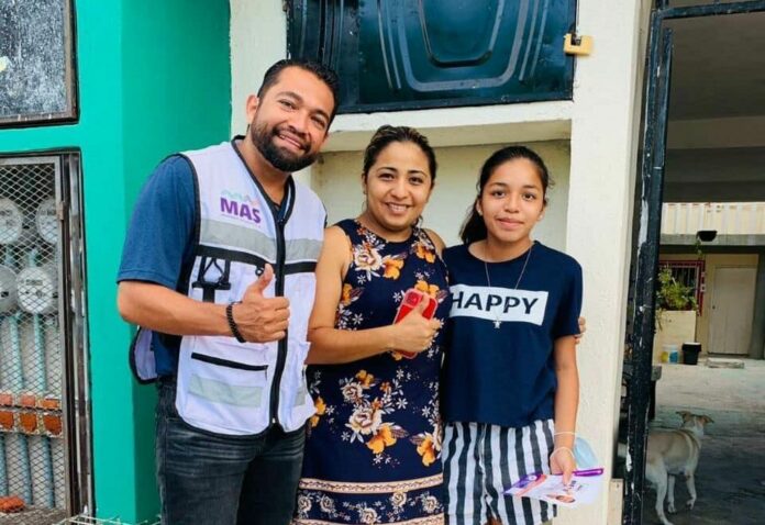 Beto López escucha las necesidades de los playenses.