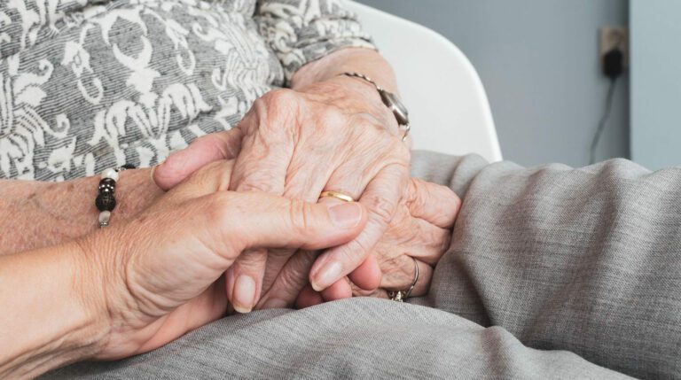 Padres interponen millonaria demanda contra su hijo por no darles nietos