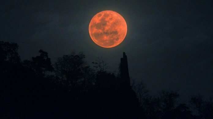 Usuarios de redes comparten fotos de la Luna de Sangre