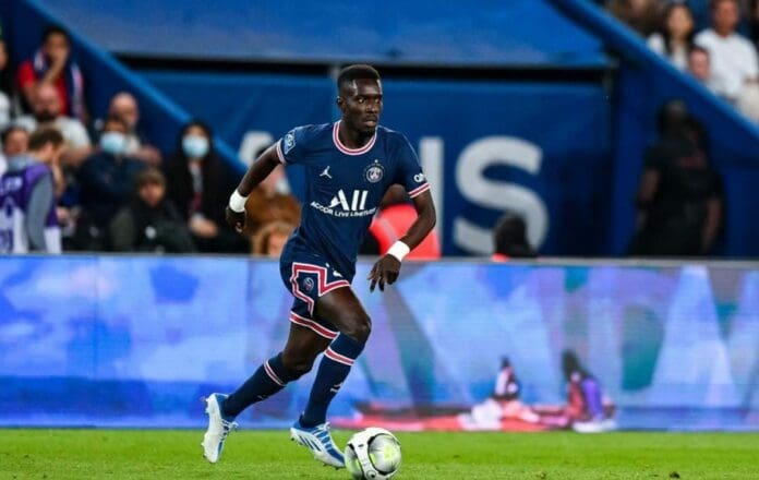 Un jugador del PSG ha sido acusado de homofobia; y es que se negó a usar un arcoiris en su uniforme. ¿Qué tal? Foto: Redes sociales