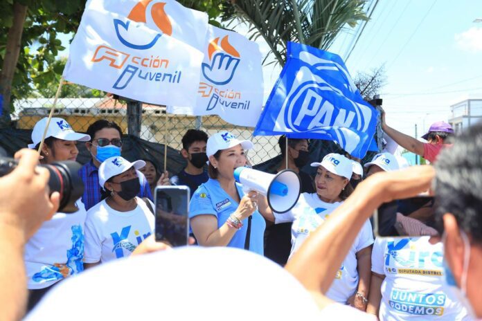 Mientras continúa con su campaña y sus recorridos, la candidata Kira Iris se dijo lista para participar en el debate.