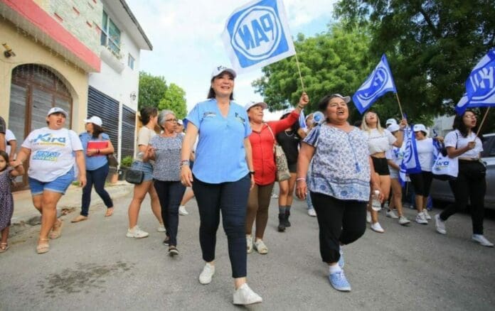 Kira Iris continúa con su campaña. Propone la reactivación de Playa del Carmen y conseguir apoyos para mujeres, salud y educación. Foto: Redes de Kira iris