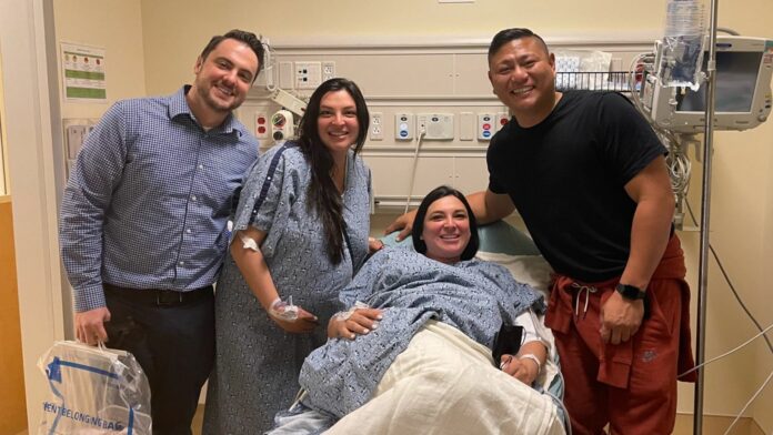 Una increíble historia se hizo viral en Internet, pues dos hermanas gemelas vivieron una maravillosa coincidencia al convertirse en madres el mismo día.