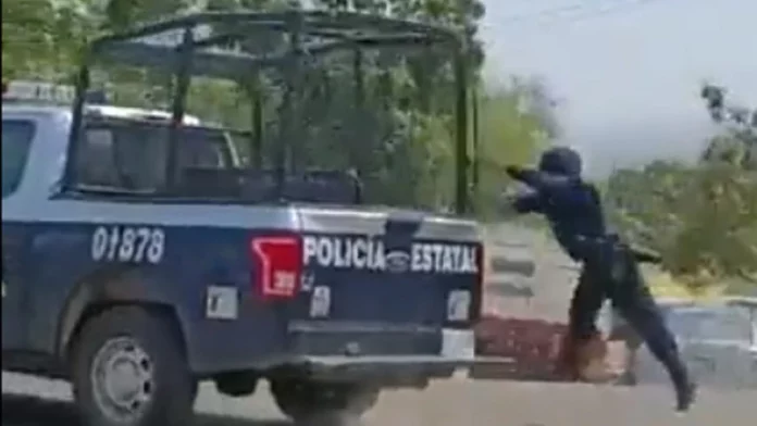 Policía de Oaxaca cae de patrulla cuando custodiaba a feminicida